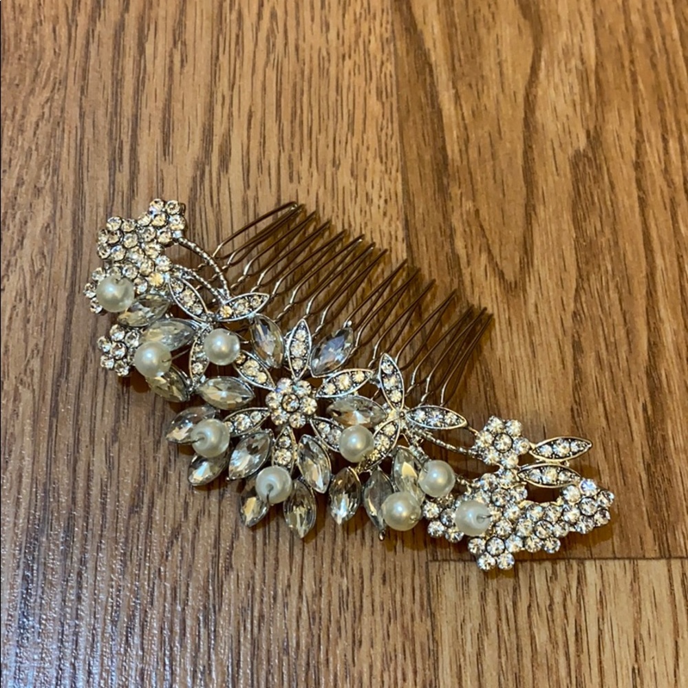 Beautiful bridal rhinestone and pearl haircomb